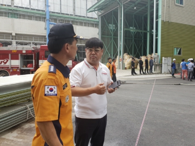경기도의회 김우석 의원이 포천석탄발전소 폭발사고 현장을 점검하고 있다.