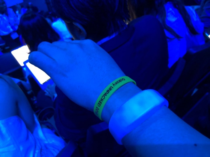 참석자들이 비표 대신 손목에 착용한 ‘LED 손목밴드’는 행사 연출에 따라 다양한 색상과 효과로 변하했다. 사진=강길홍 기자