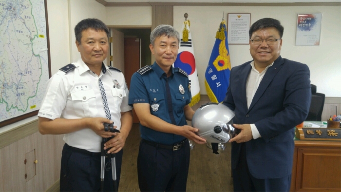 손보협회 호남본부 김양식 본부장(오른쪽)이 곡성경찰서 양동재 서장(왼쪽 두번째)에게 교통안전물품을 전달하고 있다.