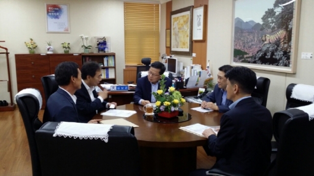 9일 박윤국 포천시장이 행정안전부 심보균 차관을 만나 포천의 지역현안에 대한 전반적인 상황을 설명하고 협조를 구하고 있다.