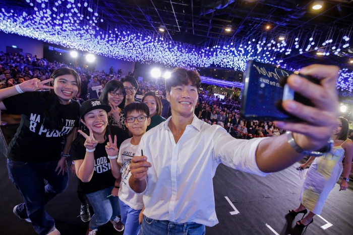 10일(현지시간) 싱가포르에서 열린 갤럭시 노트9 출시 행사에 참석한 가수 김종국이 팬들과 갤럭시 노트9으로 셀피를 촬영하고 있는 모습. 사진=삼성전자 제공