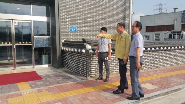 9일 김원섭 군포시 부시장이 관내 주요 건설현장을 점검하고 있다.