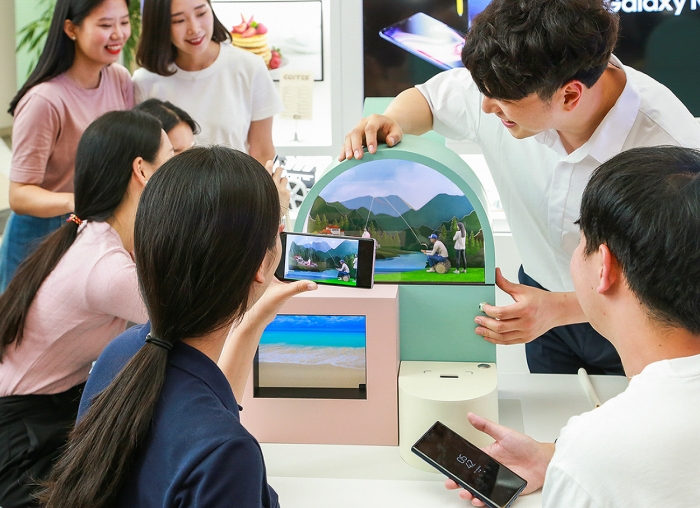 서울 영등포 타임스퀘어 아트리움 광장에 마련된 갤럭시 스튜디오에서 소비자들이 갤럭시 노트9 카메라의 슈퍼슬로우모션 기능을 체험하고 있다. 사진=삼성전자 제공