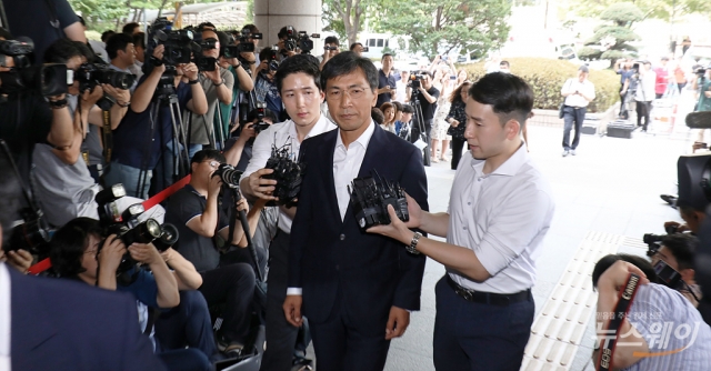 ‘비서 성폭행’ 안희정 2심, 무죄 깨고 징역3년6개월·법정구속