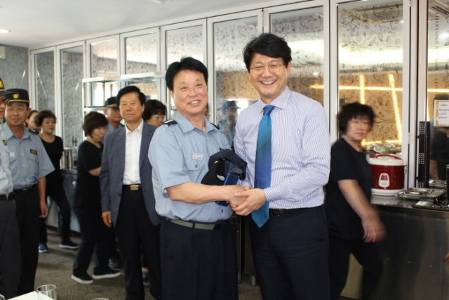 신한대 서갑원 총장이 말복을 앞두고 대학에서 근무하는 근로자를 격려하고 있다.