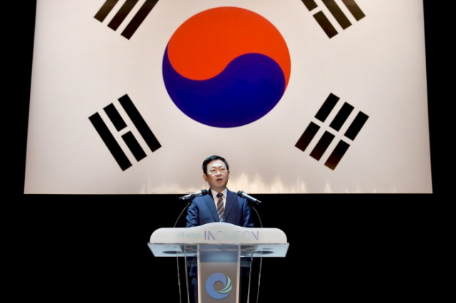 15일 박남춘 인천시장이 종합문화예술회관에서 열린 제73주년 광복절 기념식에서 경축사를 하고 있다.