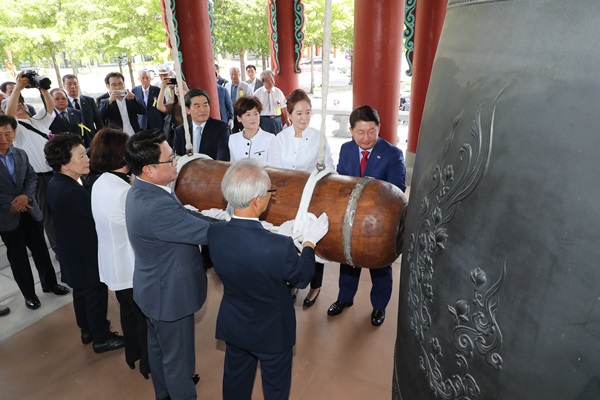 73주년 광복절 기념식장에서 권영진 대구시장이 참가자들과 함께 만세삼창을 하고 있다.(사진제공=대구시)