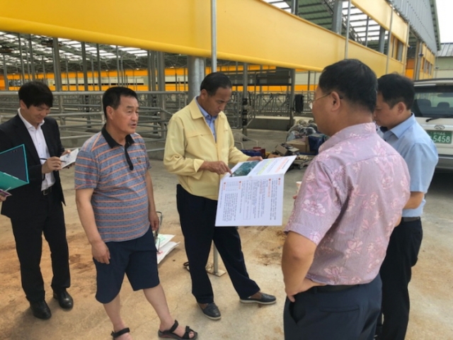 고양시 이봉운 제2부시장이 축산농가를 방문해 운영 실태를 점검하고 있다.