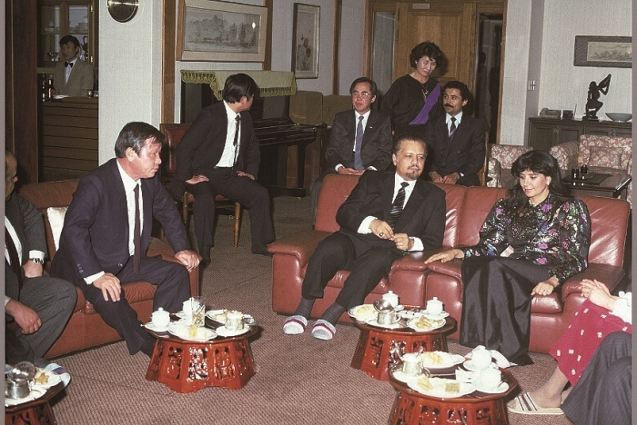 故 최종현 회장이 1981년 초 내한한 야마니 사우디아라비아 석유장관(오른쪽 두번째)과 담소를 나누는 장면. 최종현 회장은 제 2차 석유파동 당시 사우디아라비아와 ‘석유외교’를 통해 우리나라의 원유공급 문제를 해결했다. 사진=SK그룹 제공