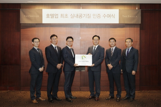사진 왼쪽 세 번째가 서울신라호텔 조정욱 총지배인, 네 번째가 한국표준협회 김병석 본부장.
