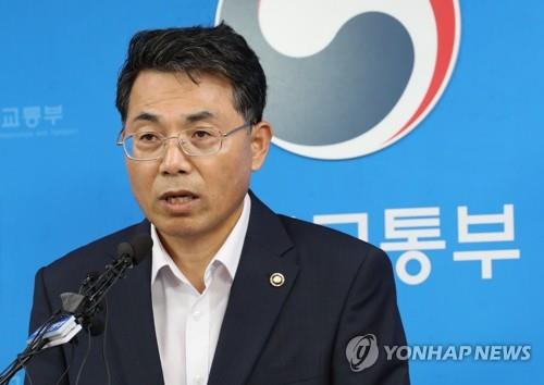 김정렬 2차관이 진에어, 에어인천 면허취소 여부 최종결정을 발표. 사진= 연합 제공.