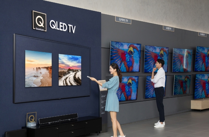 삼성전자 모델들이 삼성 디지털프라자 용인구성점의 새롭게 단장한 QLED TV 존에서 삼성 QLED TV를 감상하고 있다. 사진=삼성전자 제공