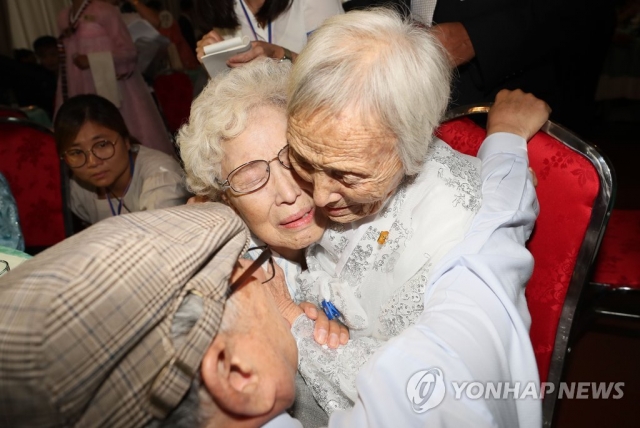 남·북 이산가족 상봉··· 첫 만남 종료, 오후 7시부터 ‘환영 만찬’