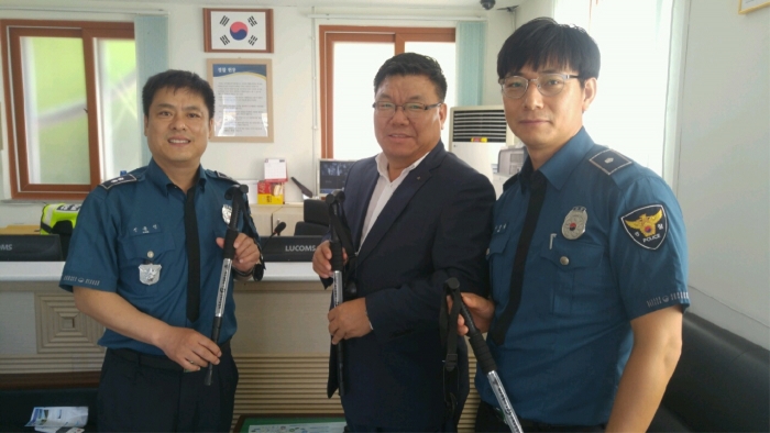 손보협회 호남본부 김양식 본부장(오른쪽 두번째)이 전남 여수경찰서 남면파출소 신용신 소장(왼쪽 첫번째)에게 교통안전물품을 전달하고 있다.