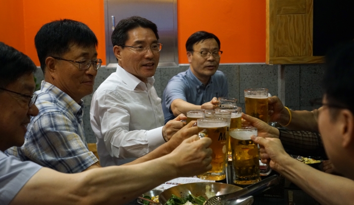 권오봉 여수시장이 20일 오후 학동의 한 음식점에서 여수시 SNS 서포터즈 20여 명과 맥주를 마시며 사랑방 좌담회를 하고 있다.