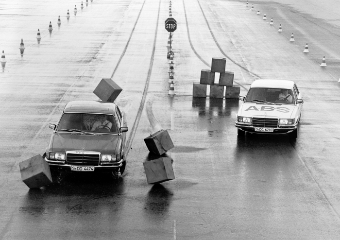 벤츠는 지난 1978년 8월 22일 독일 운터투르크하임(Untertürkheim)에서 자동차 부품업체 보쉬(Bosch)와 협력을 통해 개발한 2세대 ABS를 세계 최초로 공개했다. 사진=메르세데스 벤츠 제공