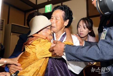 이산가족 상봉 이틀째, 개별상봉 시작···‘3시간 동안 오붓한 점심 식사’
