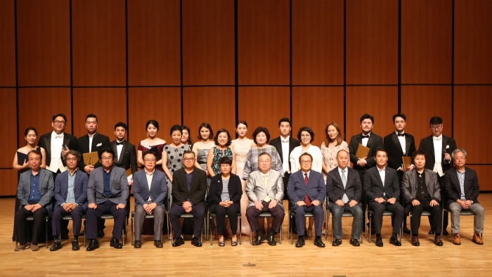 광주문화재단, ‘2018광주성악콩쿠르’ 에 입상한 수상자들이 기념 촬영을 하고 있다한
