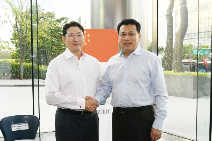 효성 조현준 회장(왼쪽)이 지난 25일 효성 반포 사옥에서 위안자쥔(Yuan Jia Jin) 중국 저장성(Zhejiang) 성장을 만나 사업협력 방안을 모색했다. 사진=효성 제공
