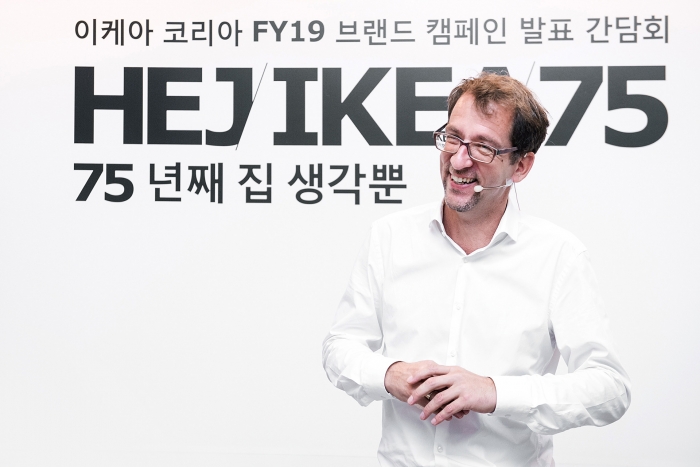 안드레 슈미트갈 이케아 코리아 대표가 29일 서울 신사동 가로수길에 위치한 팝업스토어 ‘헤이 이케아(HEJ IKEA) 75’에서 열린 기자간담회에 참석해 한국 사업 전략에 대해 설명하고 있다. 사진=이케아 코리아 제공