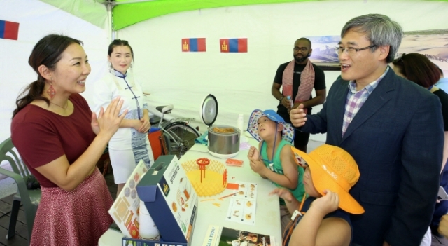 1일 김진용 인천경제청장이 ‘2018 IFEZ 지구촌 명절 축제’에서 참가자들과 함께 환하고 웃고 있다.