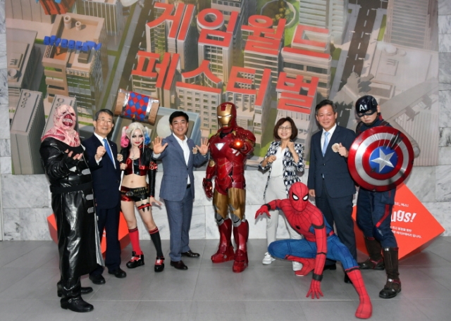 1일 은수미 성남시장(오른쪽에서 세 번째)이 ‘2018 성남 게임월드 페스티벌’ 개막식에 참석해 다양한 캐릭터들과 함께 포즈를 취하고 있다.