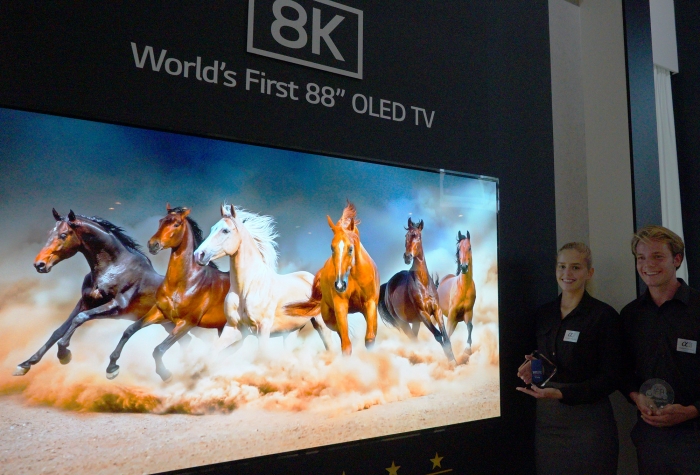 LG전자가 IFA 2018에서 세계 최초로 공개한 LG 8K 올레드 TV가 잇단 수상 소식을 전하며 세계인의 이목을 끌고 있다. 사진=LG전자 제공