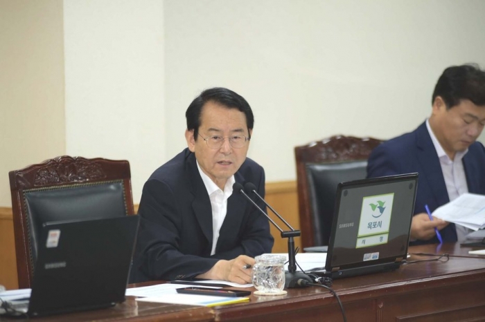 김종식 목포시장이 확대간부회의를 주재하고 있다.
