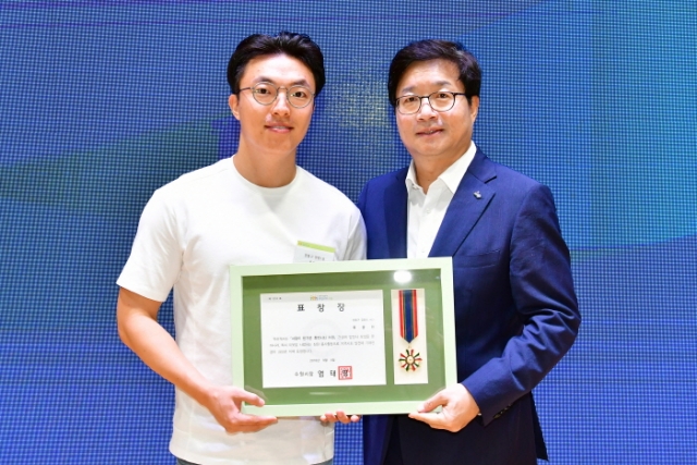 4일 염태영 수원시장(오른쪽)이 류광현 씨에게 표창장을 수여한 후 기념촬영을 하고 있다.