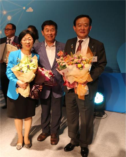 직업능력의 달 기념식에서 국무총리상을 수상한 이익환 교학처장(오른쪽) 과 한국폴리텍대학 이사장(가운데)이 기념사진을 촬영하고 있다.
