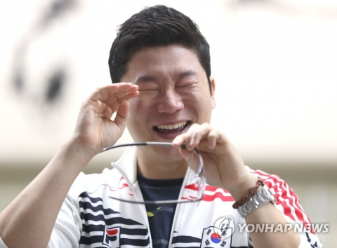 ‘사격 황제’ 진종오, 남자 10m 공기권총 단체전 金···값진 눈물보여