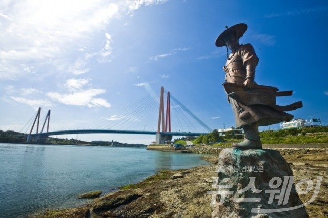 울둘목을 바라보고 있는 이순신 장군상