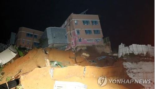 한밤중 상도동유치원 건물 일부 붕괴···22세대 주민 38명 대피 사진=연합뉴스 제공