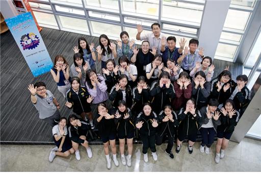 용인 신봉고등학교 여학생들과 석유관리원 멘토들이 기념사진을 찍고 있다.
