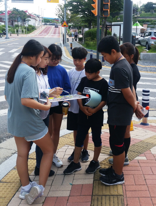 위험요소를 찾아 학생들이 학교 주변을 살피고 있다.