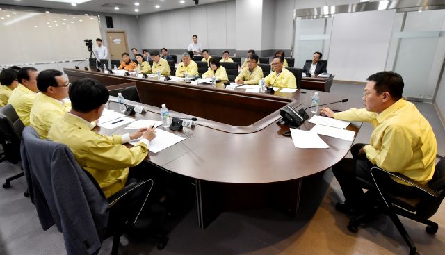 10일 박남춘 인천시장이 재난안전상황실에서 열린 메르스 대응 관련 긴급회의를 주재하며 대응방안을 논의하고 있다.