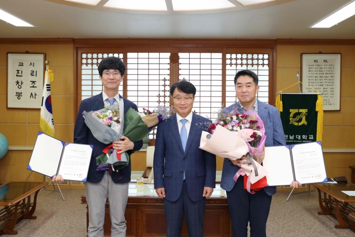 왼쪽부터 김재민 교수, 정병석 총장, 홍창국 교수