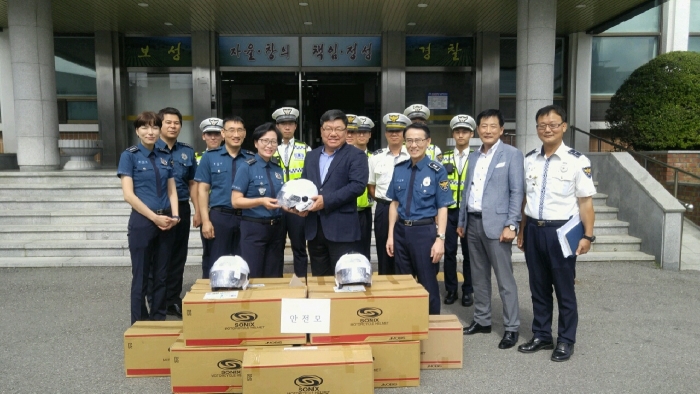 손보협회 호남본부 김양식 본부장( 앞줄 오른쪽)이 보성경찰서 서정순 서장(앞줄 왼쪽)에게 교통안전물품을 전달하고 있다.