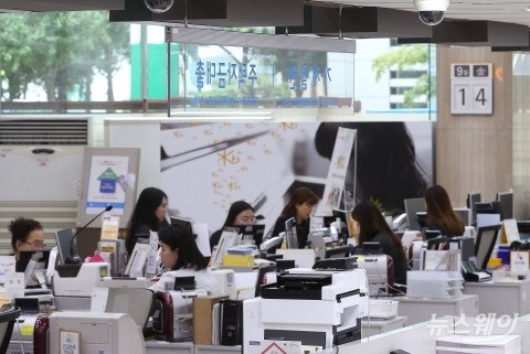저축은행, 중금리 대출 각축전···라인업 재편·강화 나서