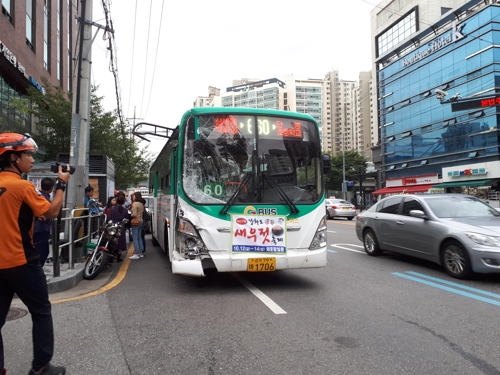 15일 오후 4시 30분께 서울 당산동 지하철 당산역 사거리에서 쏘나타 승용차와 버스 2대와 차례대로 추돌했다. 사진=연합뉴스