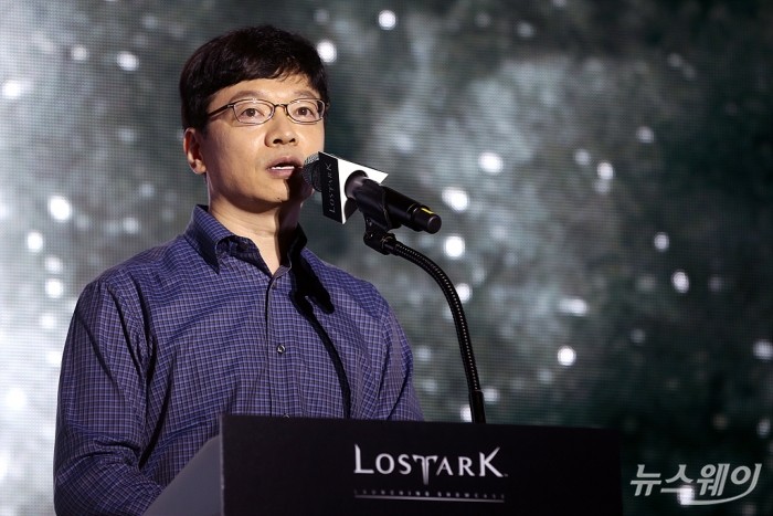 권혁빈 스마일게이트그룹 의장이 신작 게임 로스트아크에 대해 설명하고 있다. 사진=최신혜 기자 shchoi@newsway.co.kr