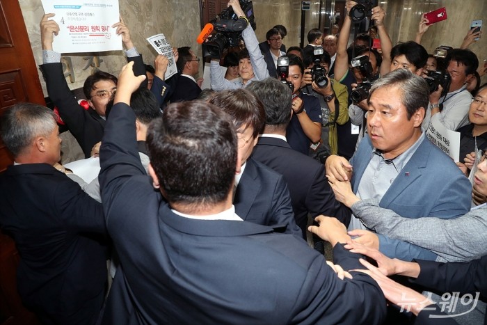 더불어민주당 의원총회에서 은산분리에 반대하는 주장을 펼치는 시민단체. 사진=최신혜 기자 shchoi@newsway.co.kr