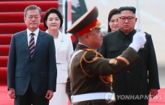 [남북정상회담]문 대통령 평양 도착, 오찬 후 김 위원장과 ‘협상 테이블’에 앉는다