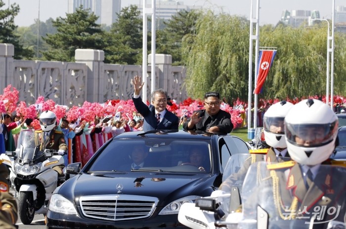 문재인 대통령과 김정은 국무위원장이 무개차(오픈카)를 타고 평양시민들을 향해 인사하고 있다. 사진=평양사진공동취재단
