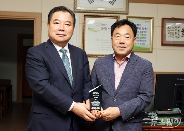함평나비대축제가 최근 열린 제1회 대한민국 빅데이터 축제 대상에서 명품브랜드부문 최우수상을 수상했다. 사진은 이윤행 군수(왼쪽)와 김순관 문화관광체육과장(사진우)이 트로피를 들어보이고 있다.(사진=함평군)