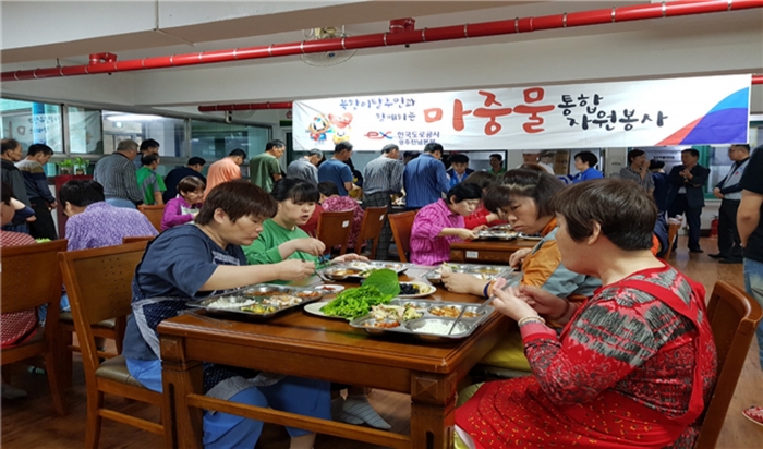 북한이탈주민 '마중물 봉사단'과 한국도로공사 광주전남본부 봉사단이 전남 순천시 인애원을 방문, 합동 나눔봉사 활동을 펼치고 있다.