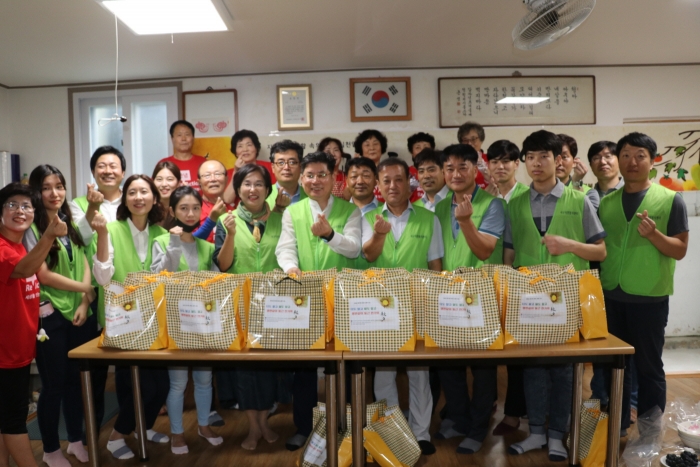 LX공사 광주전남본부 허의환 본부장과 직원, 서구자원봉사센터 봉사자들이 어르신들에게 전달할 위문품을 만든 후 화이팅을 외치고 있다.