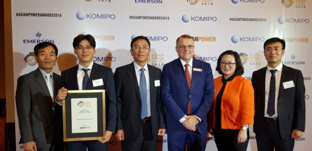 한국중부발전 제주발전본부 박재일 소장(왼쪽에서 세 번째)이 `Asian Power Awards 2018`에서 찰튼미디어그룹 대표(왼쪽에서 네 번째)와 올해의 발전소상 ‘Power Utility of the Year-Korea’을 수상한 후 기념촬영을 하고 있다.