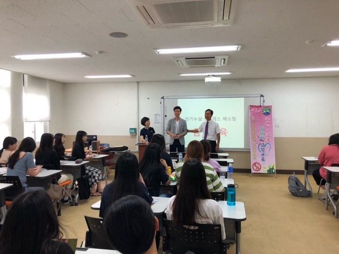 전주기전대학 특성화사업단이 1일 금연·금주 상담사 자격증 과정 교육을 진행하고 있다.