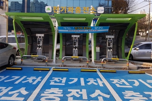 “전기차 충전구역에서 장기 주차 안돼요” 기사의 사진